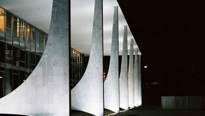 Martelo de juiz sobre mesa de madeira, simbolizando decisões judiciais e o sistema jurídico.