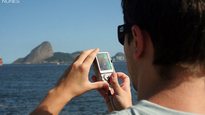 acidente-a-reo-em-rio-claro-rj-causa-a-morte-de-pa Destroços de uma pequena aeronave monomotor em área de vegetação, com equipes de resgate trabalhando no local.