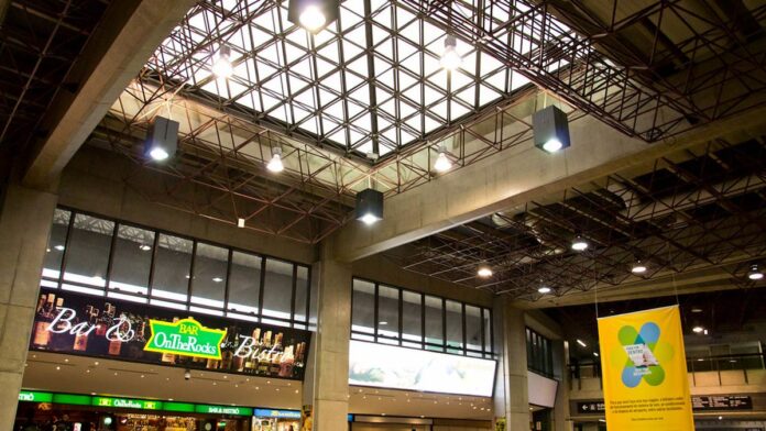 aeroporto-de-guarulhos-ter-uma-s-pista-por-um-m-s- Vista aérea da pista do Aeroporto de Guarulhos com aeronaves estacionadas no pátio e céu claro ao fundo.