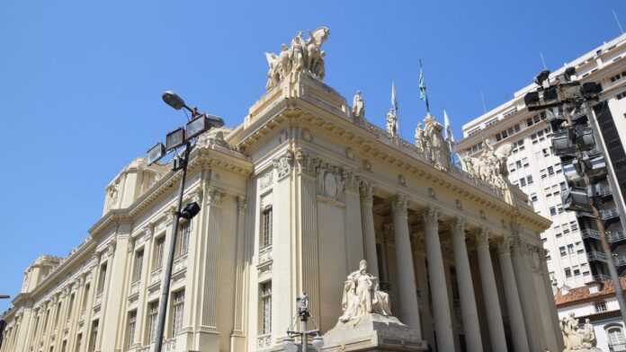 Parlamentares discutem projeto no plenário da Alerj, com foco na votação sobre auxílio financeiro para cidades do RJ.