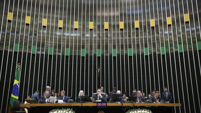 Martelo de juiz sobre uma mesa de madeira, simbolizando decisões judiciais e leilões de bens em processos de falência.