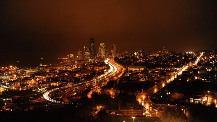 amazon-oferece-ventilador-wap-flow-turbo-com-55-de Ventilador de mesa WAP Flow Turbo branco e azul posicionado sobre uma superfície plana em fundo neutro.
