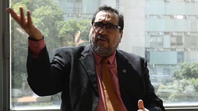 ano-cultural-brasil-china-pode-ampliar-di-logo-cul Pessoas em palco decorado com elementos tradicionais brasileiros e chineses, simbolizando intercâmbio cultural.