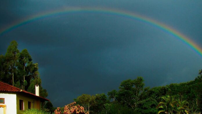 Plataforma de petróleo em alto-mar sob céu azul, destacando a estrutura industrial de extração de gás e óleo.