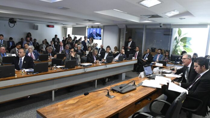 Ruas de Cuba à noite, iluminadas apenas por lanternas e velas, em meio a um cenário de escuridão urbana generalizada.