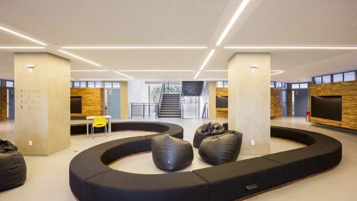 Smartphone exibindo tela de erro ou ícone de carregamento contínuo em fundo com a identidade visual do Bradesco.