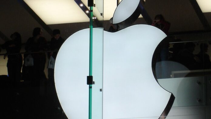 Retrato de Lilian Rincon, mulher sorridente em ambiente corporativo, sugerindo liderança e tecnologia.