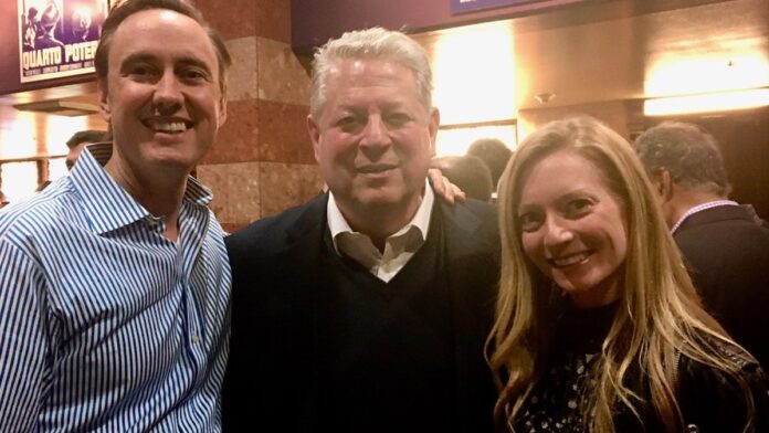 Parque com várias fileiras de grandes baterias industriais e painéis solares sob um céu claro na Índia.