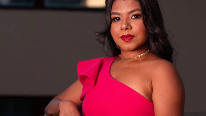 Pessoa em pé na corda bamba, mantendo o equilíbrio em meio a várias direções opostas, simbolizando a dúvida.