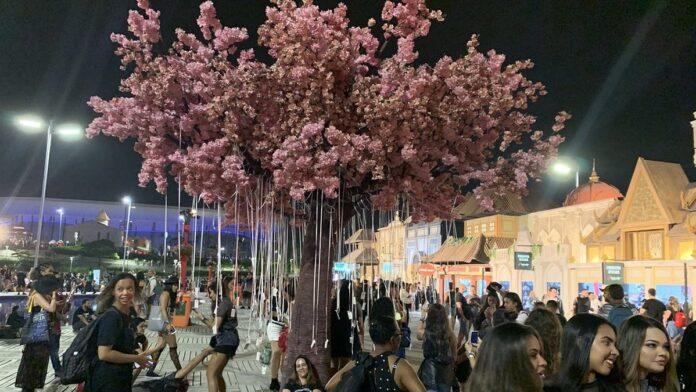 Vista aérea de vilarejo libanês destruído por ataques, com escombros e fumaça.