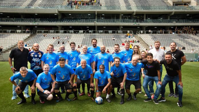 athletico-pr-x-botafogo-hor-rio-onde-assistir-e-es Jogadores do Athletico-PR e Botafogo disputam a bola no gramado durante partida do Campeonato Brasileiro.