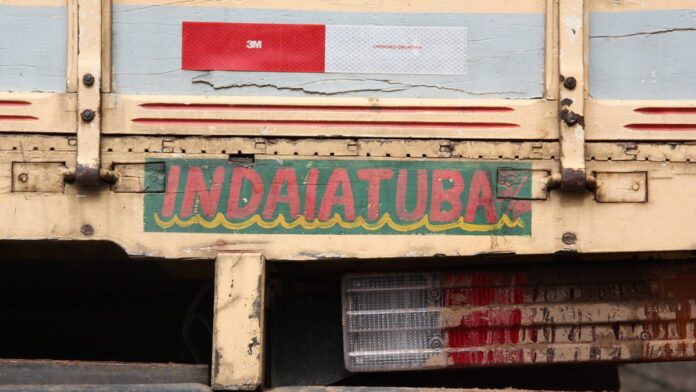 Dois atletas de jiu-jitsu sorridentes, vestindo quimonos, exibem medalhas no peito após torneio em São Paulo.