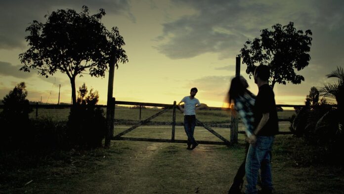 ava-e-cianorte-onde-assistir-hor-rio-e-prov-veis-e Jogadores de futebol em campo durante uma partida, com uniformes de Avaí e Cianorte, sob luz de estádio.