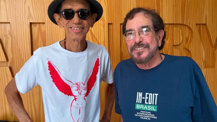 Foto em preto e branco dos integrantes da banda Ave Sangria posando juntos com roupas e cabelos típicos da década de 70.