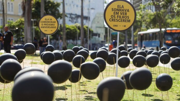 Foto de silhuetas de pessoas caminhando em uma rua urbana sob luz dramática, sugerindo um clima de tensão e insegurança.