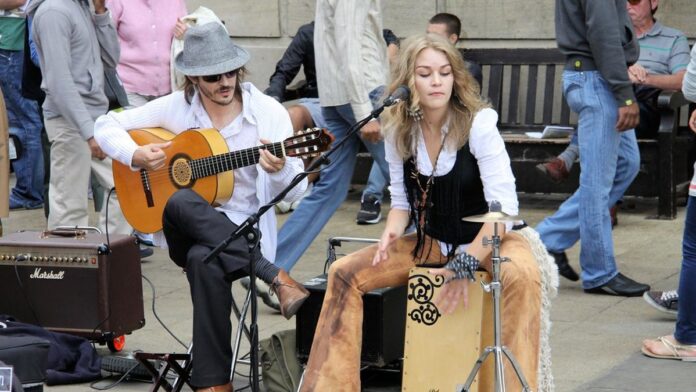Banda Bloc Party tocando ao vivo em palco iluminado para o público durante festival de música em Manchester.