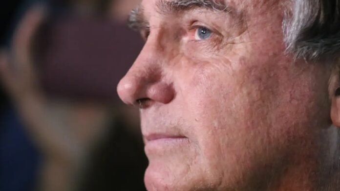 Bolsonaro mantém melhora, mas segue na UTI sem previsão de alta