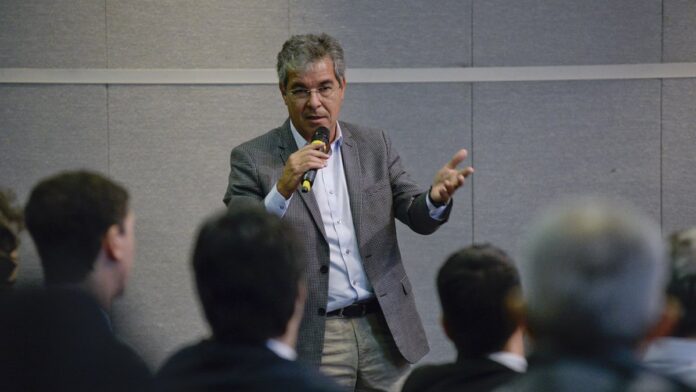 Jogadoras de futebol feminino com uniforme azul e branco celebram um gol em campo gramado durante partida oficial.