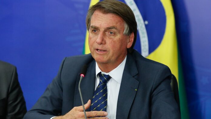 Fachada do edifício sede do banco BTG Pactual em São Paulo, com logo da instituição em destaque sob céu azul.