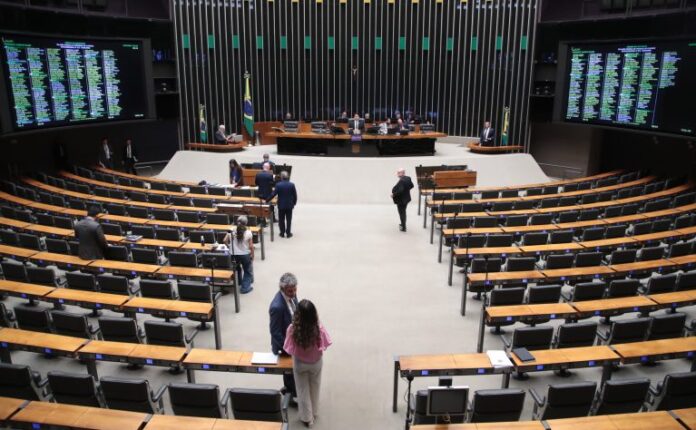Câmara aprova regime de urgência para três projetos de lei