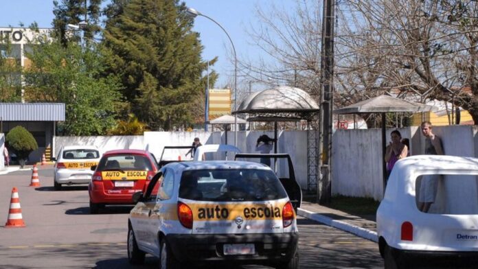 Plenário da Câmara dos Deputados com parlamentares em sessão, ao fundo, painel eletrônico com a logomarca da Casa.
