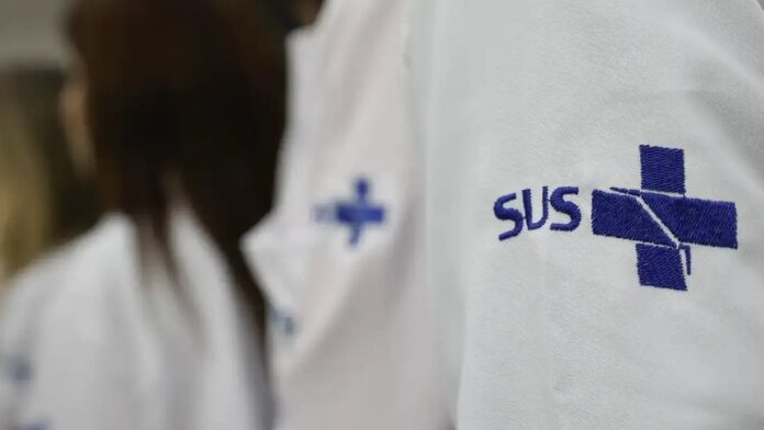 Equipamento médico de exame digestivo em uma sala de hospital, simbolizando a ampliação dos rastreamentos no SUS.