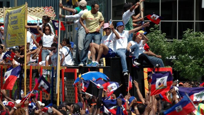 Cachalote adulta submersa no oceano cercada por outras fêmeas, durante o nascimento de um filhote em águas claras.