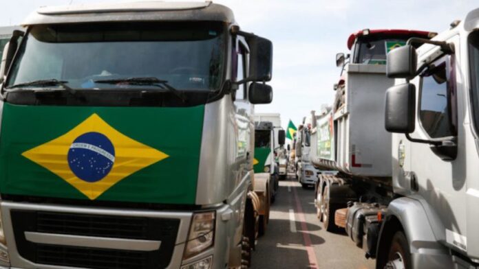 caminhoneiros-articulam-greve-nacional-em-rea-o-a-alta-do-di Caminhoneiros articulam greve nacional em reação a alta do diesel