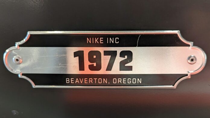 Campanha da Nike em outdoors com pessoas usando roupas esportivas e grafismos em tons de laranja.