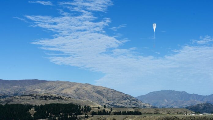 campeonato-acreano-sub-20-2026-tem-nove-clubes-con Jogadores de futebol das categorias de base em campo durante partida profissional, focados na disputa de bola.