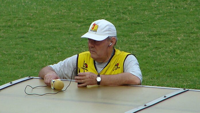 Jogadoras de futebol com uniformes de Bragantino e Bahia disputam a posse de bola em campo de estádio ensolarado.