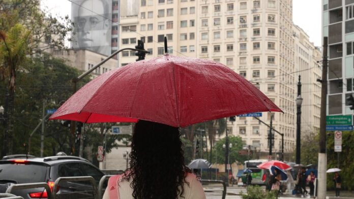 Terra seca e rachada sob um sol escaldante, representando a aridez e o aquecimento global.