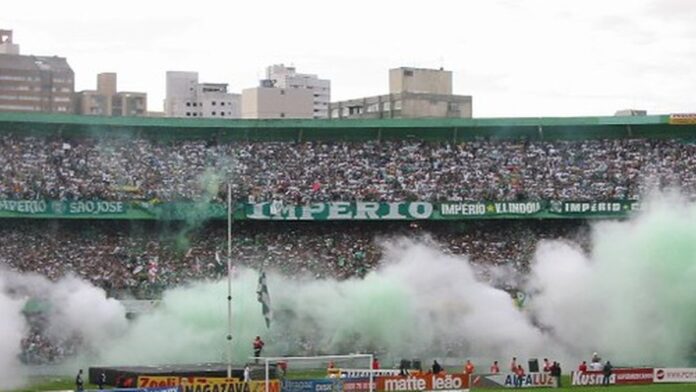 Sebastián Gómez, capitão do Coritiba, em campo durante partida, vestindo o uniforme verde e branco da equipe.