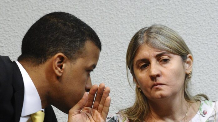 Fachada de prédio corporativo com logo da empresa Dell em destaque sob céu azul.