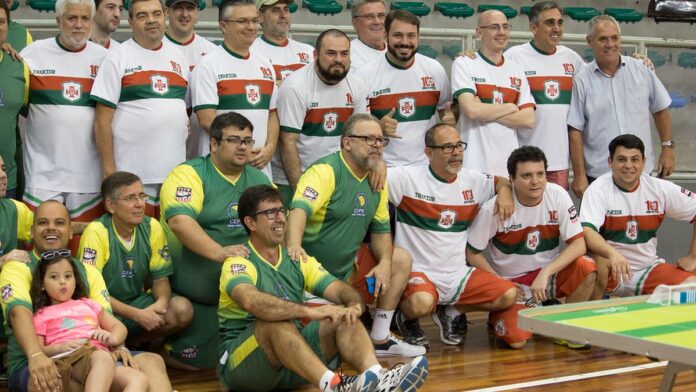 cartola-dandan-indica-op-es-para-a-nona-rodada-do- Ilustração estilizada de um jogador de futebol com uniforme dourado, destacando elementos gráficos do jogo Cartola FC.