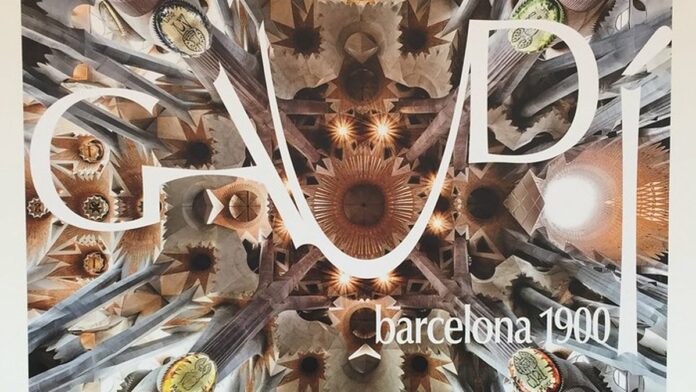 Fachada de prédio residencial em área urbana com viaturas da polícia estacionadas na rua em frente ao edifício.