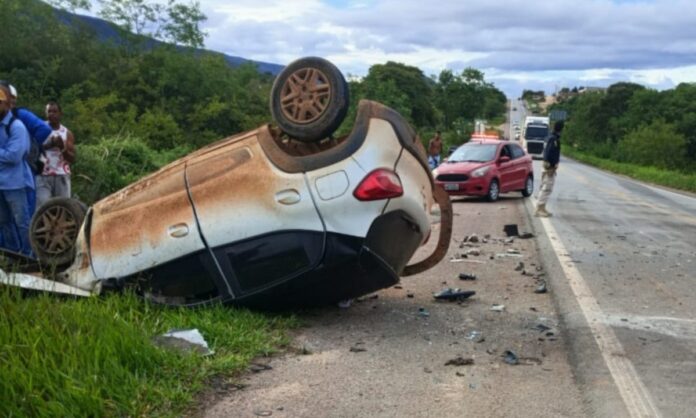 Caseiro suspeito de matar mulher a facadas e ferir idoso morre em acidente durante perseguição policial na Bahia