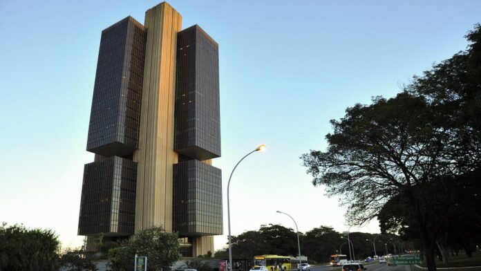 Fachada do edifício-sede do Banco Central do Brasil em Brasília, com foco no letreiro e na arquitetura do prédio.