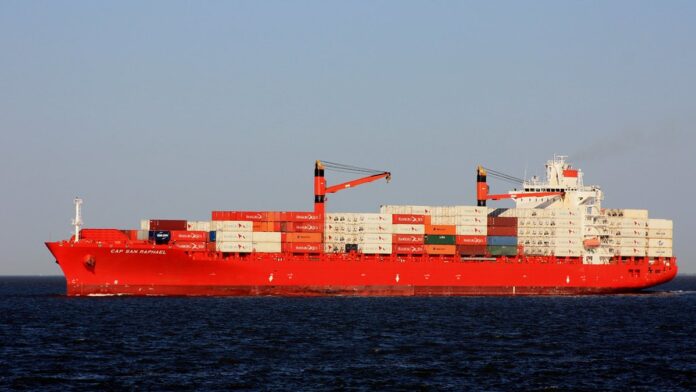 Grande navio cargueiro de GNL navegando em mar aberto, com estrutura industrial de convés detalhada.