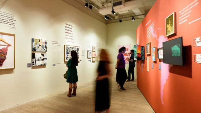 Fachada moderna de centro cultural com arquitetura contemporânea e letreiro iluminado ao entardecer no Rio de Janeiro.