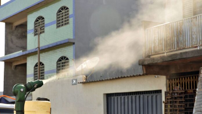 chikungunya-sa-de-libera-r-900-mil-para-a-es-emerg Profissional de saúde aplica fumacê ou vistoria foco do mosquito Aedes aegypti em área urbana de Dourados.