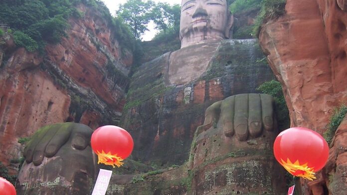 china-mant-m-2-lugar-global-em-empresas-unic-rnio- Gráfico estilizado com o mapa da China em destaque, iluminado por luzes neon representando crescimento econômico.