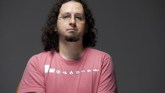 Cartaz de filme em fundo escuro com iluminação dramática, destacando elementos visuais do cinema e estética de suspense.