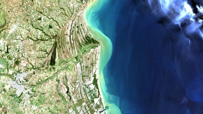 Tela de tablet exibindo interface de aplicativo com ícones de serviços digitais e opções de autoatendimento da Claro.