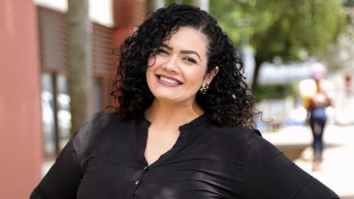 comunica-o-p-blica-do-acre-amplia-transpar-ncia-e- Equipe de comunicação trabalhando em escritório com computadores e telas exibindo métricas de alcance digital.