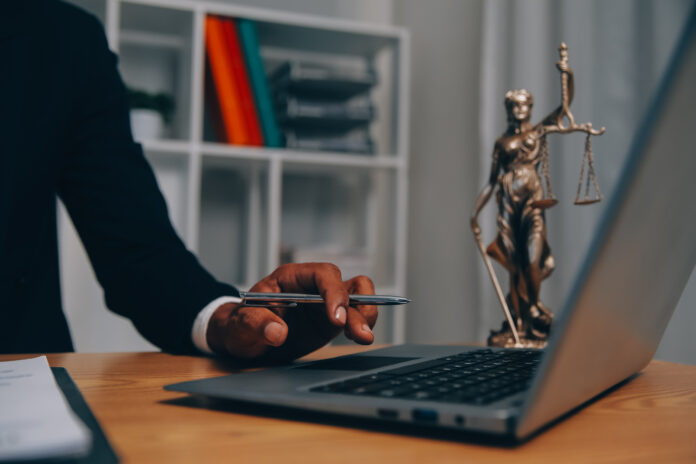 Judge gavel with Justice lawyers having team meeting at law firm Condenação em ação trabalhista não precisa seguir valor da inicial