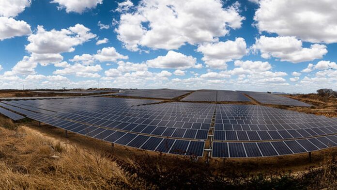conta-de-luz-segue-com-bandeira-verde-em-abril-anu Lâmpada acesa sobre um fundo verde sólido, simbolizando a ausência de cobrança extra na conta de energia elétrica.