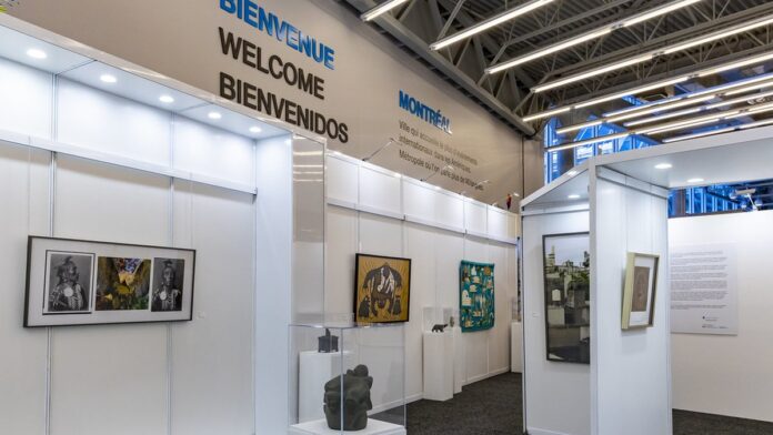 Close de um animal migratório, como uma ave ou tartaruga, em seu habitat natural, destacando a biodiversidade.