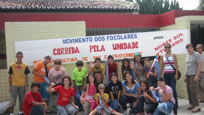Jogadores de futsal em quadra disputando a posse de bola durante partida intensa da Copa TV Asa Branca.