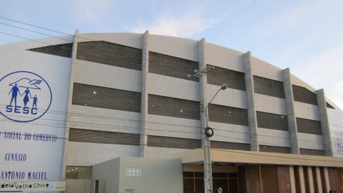 copa-tv-grande-rio-tem-jogos-do-sub-10-sub-14-sub- Jovens jogadores de futebol em campo durante partida da Copa TV Grande Rio, com uniforme esportivo e bola em jogo.